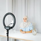 Kostenloses Stock Foto zu #indoor, arbeitsplatz, beeinflusser