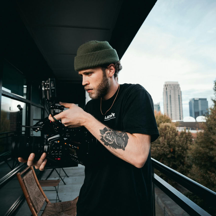 Mann Im Schwarzen T Shirt Mit Rundhalsausschnitt Und Schwarzer Strickmütze Mit Schwarzem Smartphone